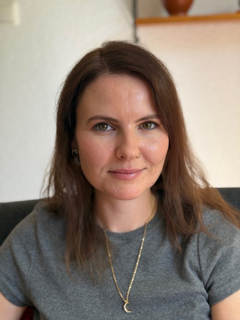 Ilona an Voort in ihrer Praxis für Psychotherapie in Kitzingen