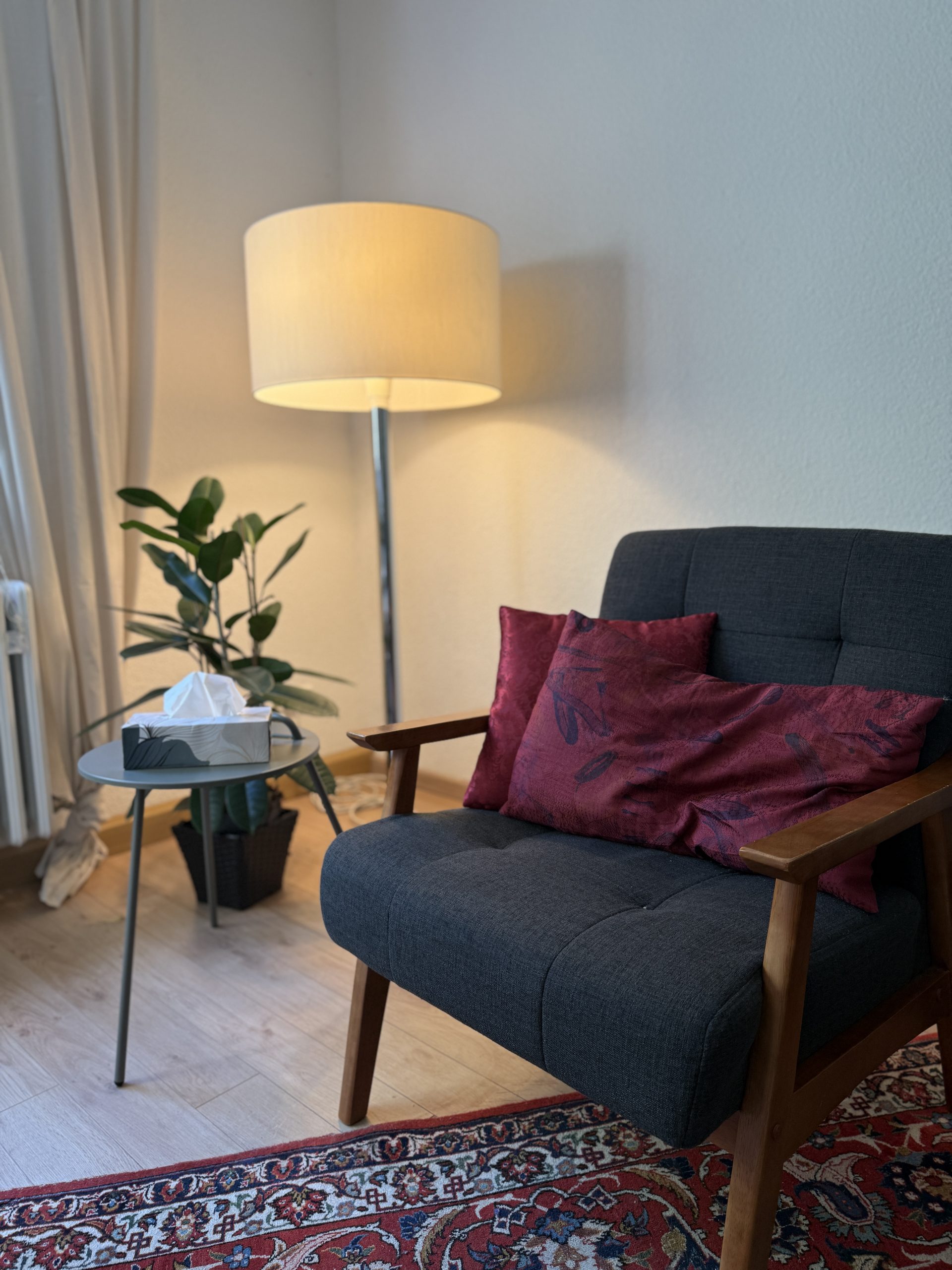 Stuhl und Lampe in Praxis für Psychotherapie in Kitzingen